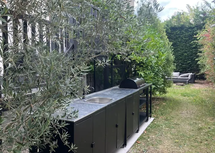 Grand Jardin Centre 800 M Villa *